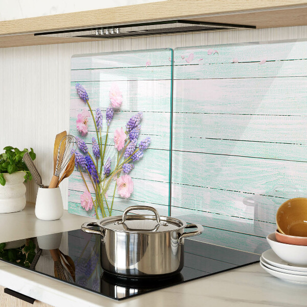 Tabla para cortar Flores sobre un fondo de madera