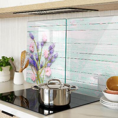 Tabla para cortar Flores sobre un fondo de madera