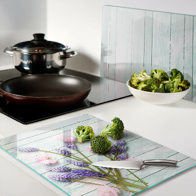Tabla para cortar Flores sobre un fondo de madera