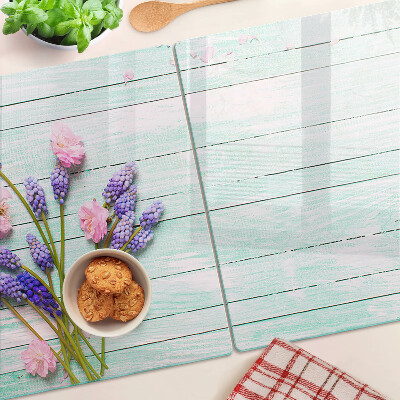 Tabla para cortar Flores sobre un fondo de madera