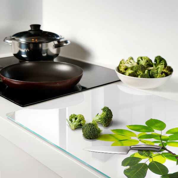 Tabla de cortar Hojas contra un cielo brillante