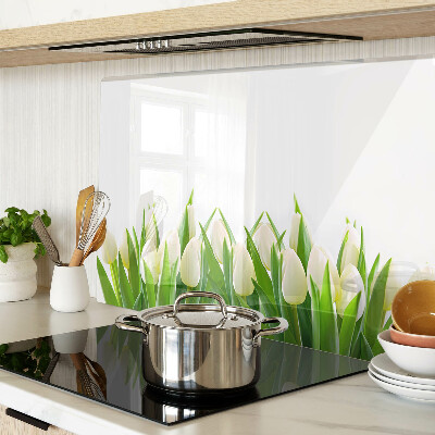 Tabla para cortar Tulipanes en la hierba verde