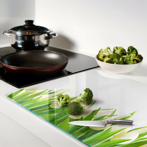 Tabla para cortar Tulipanes en la hierba verde