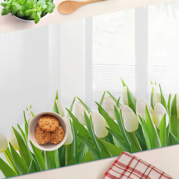 Tabla para cortar Tulipanes en la hierba verde