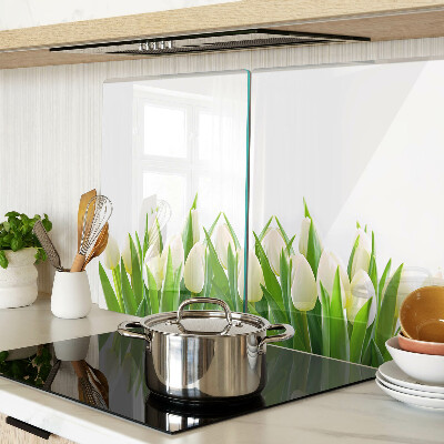 Tabla para cortar Tulipanes en la hierba verde