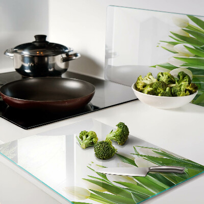 Tabla para cortar Tulipanes en la hierba verde