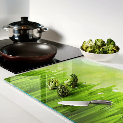 Tabla para cortar Hierba verde con gotas de agua