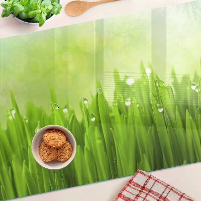 Tabla para cortar Hierba verde con gotas de agua
