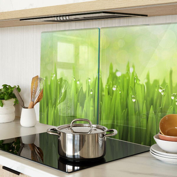 Tabla para cortar Hierba verde con gotas de agua