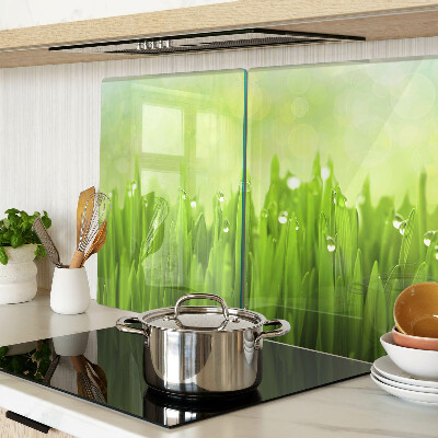 Tabla para cortar Hierba verde con gotas de agua