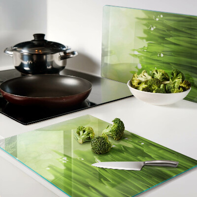 Tabla para cortar Hierba verde con gotas de agua