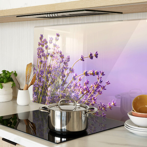 Tabla de cocina Flores de lavanda en la ventana.