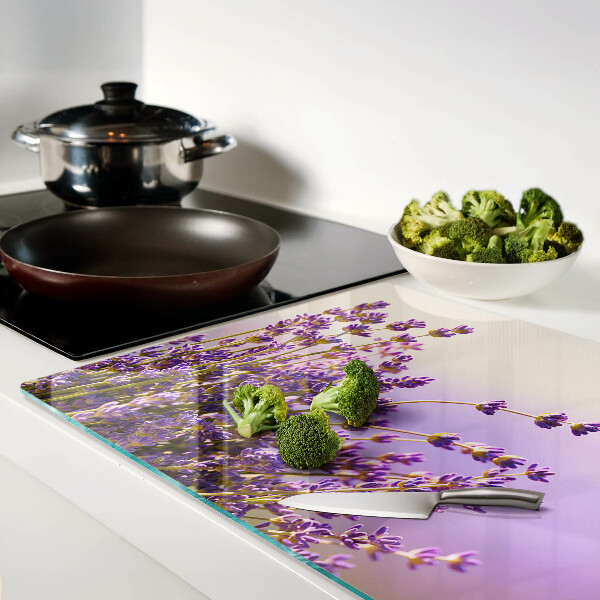 Tabla de cocina Flores de lavanda en la ventana.