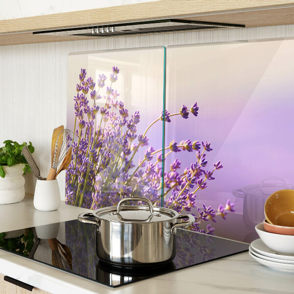 Tabla de cocina Flores de lavanda en la ventana.