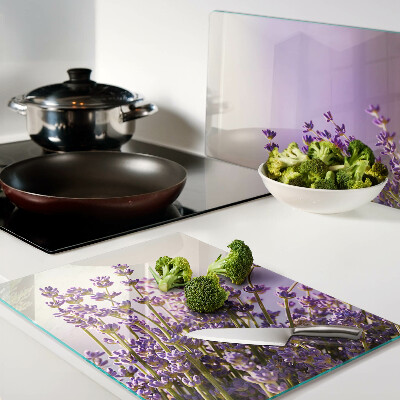 Tabla de cocina Flores de lavanda en la ventana.