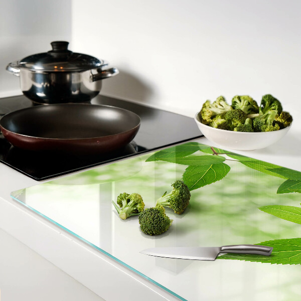 Tabla de cocina Hojas sobre un fondo de vegetación borrosa