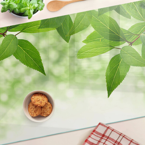 Tabla de cocina Hojas sobre un fondo de vegetación borrosa