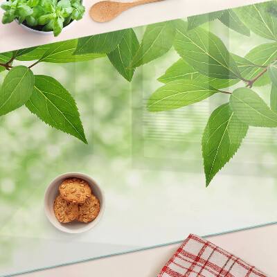 Tabla de cocina Hojas sobre un fondo de vegetación borrosa