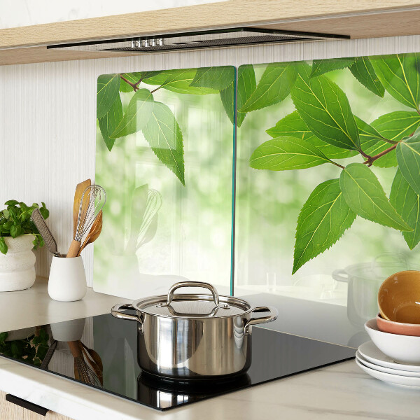 Tabla de cocina Hojas sobre un fondo de vegetación borrosa