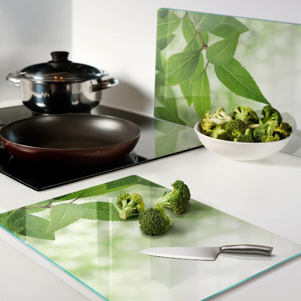 Tabla de cocina Hojas sobre un fondo de vegetación borrosa