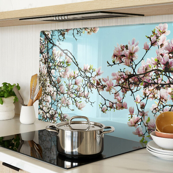 Tabla de cortar Flores de magnolia sobre fondo azul.