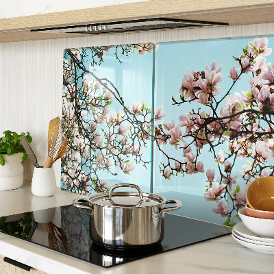 Tabla de cortar Flores de magnolia sobre fondo azul.