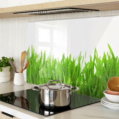 Tabla para cortar Hierba verde con gotas de agua