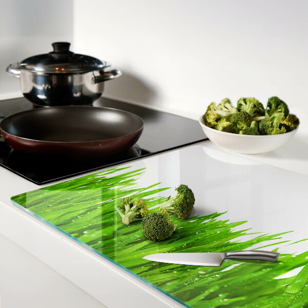 Tabla para cortar Hierba verde con gotas de agua