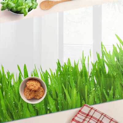 Tabla para cortar Hierba verde con gotas de agua