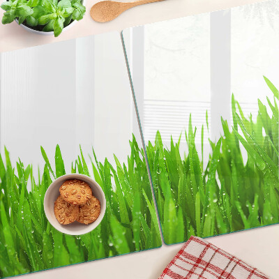 Tabla para cortar Hierba verde con gotas de agua