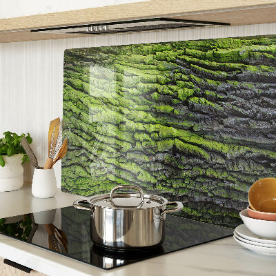 Tabla para cortar corteza de árbol verde