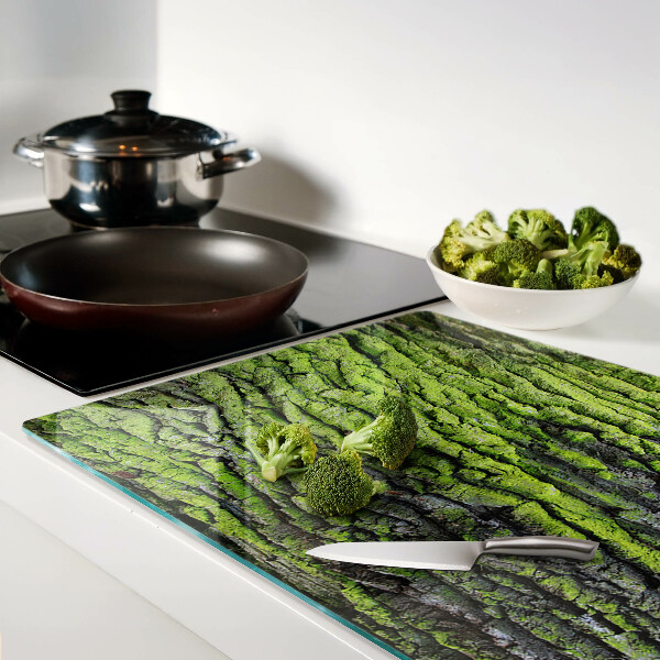 Tabla para cortar corteza de árbol verde