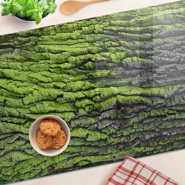 Tabla para cortar corteza de árbol verde