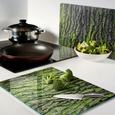 Tabla para cortar corteza de árbol verde