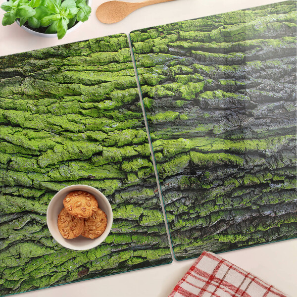 Tabla para cortar corteza de árbol verde