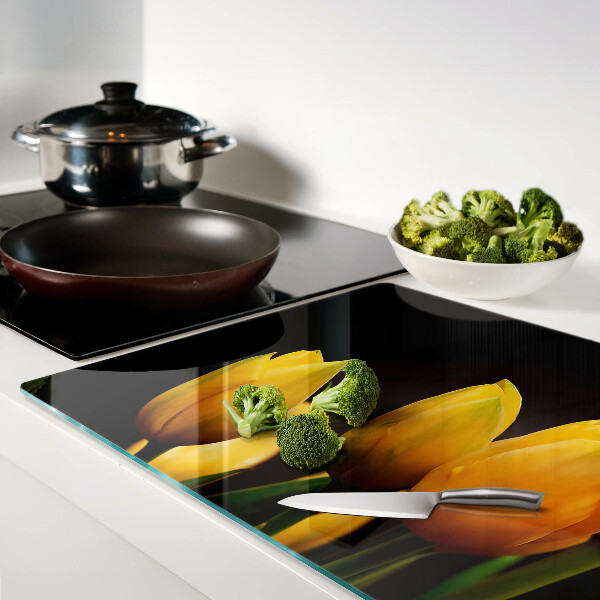 Tabla de cortar de cristal Tulipanes amarillos sobre fondo negro