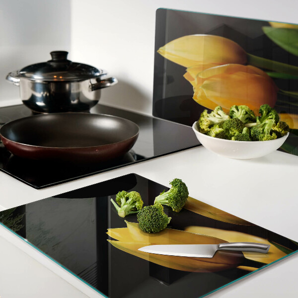 Tabla de cortar de cristal Tulipanes amarillos sobre fondo negro