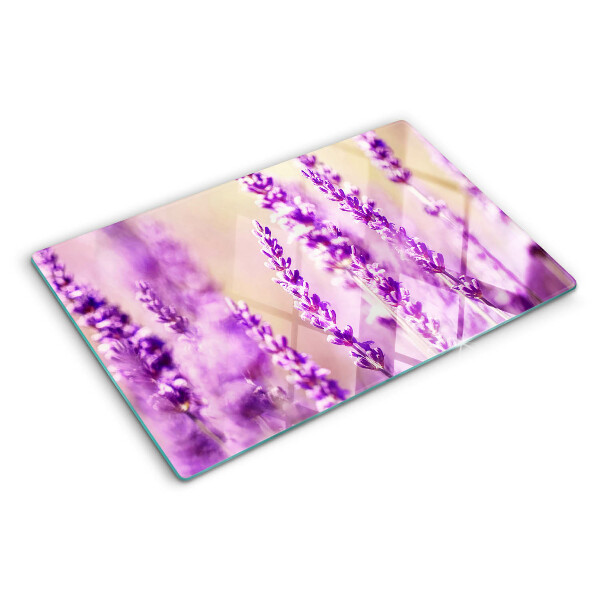 Tabla para cortar Flores de lavanda sobre un fondo degradado.