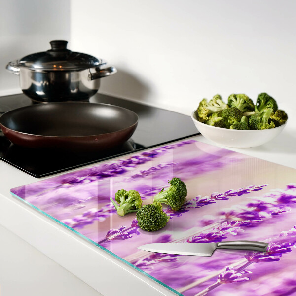 Tabla para cortar Flores de lavanda sobre un fondo degradado.