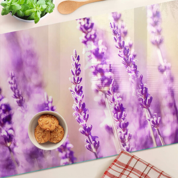 Tabla para cortar Flores de lavanda sobre un fondo degradado.