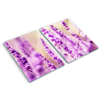 Tabla para cortar Flores de lavanda sobre un fondo degradado.