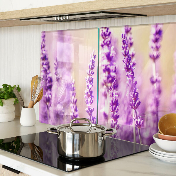 Tabla para cortar Flores de lavanda sobre un fondo degradado.