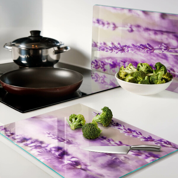 Tabla para cortar Flores de lavanda sobre un fondo degradado.