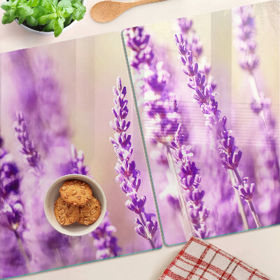Tabla para cortar Flores de lavanda sobre un fondo degradado.