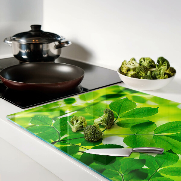 Tabla de cortar Hojas sobre un fondo verde