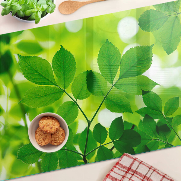Tabla de cortar Hojas sobre un fondo verde