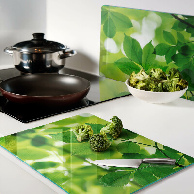 Tabla de cortar Hojas sobre un fondo verde