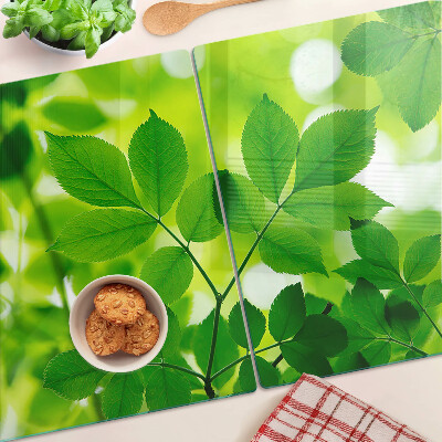 Tabla de cortar Hojas sobre un fondo verde