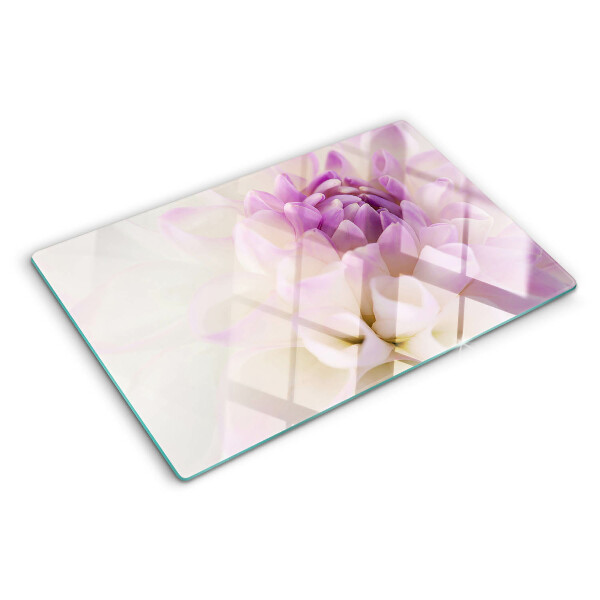 Tabla de cortar Un arreglo floral en tonos morados.