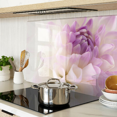 Tabla de cortar Un arreglo floral en tonos morados.